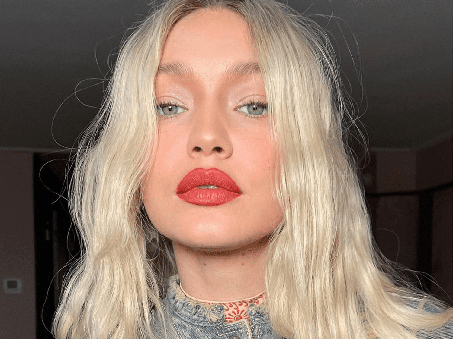Gigi Hadid kırmızı rujla 2023 yaz makyaj trendi