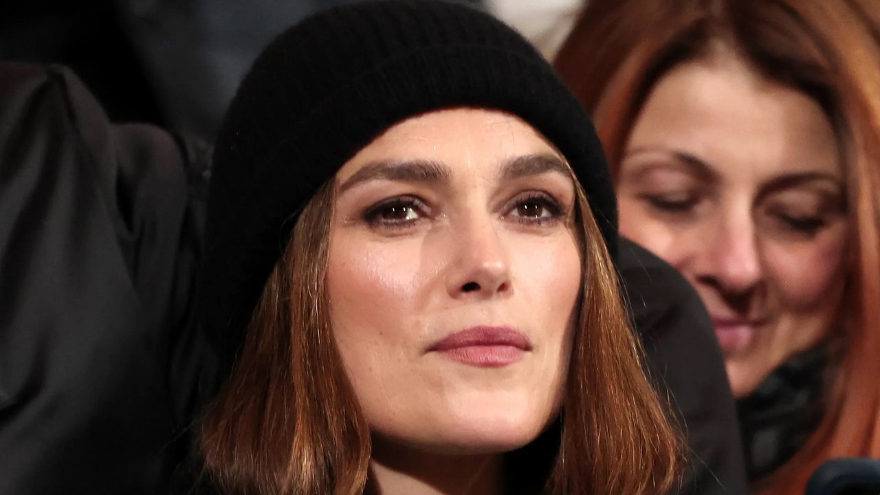 Keira Knightley'nin bob ve bere kombinasyonu, cennette yapılmış bir soğuk hava uyumu