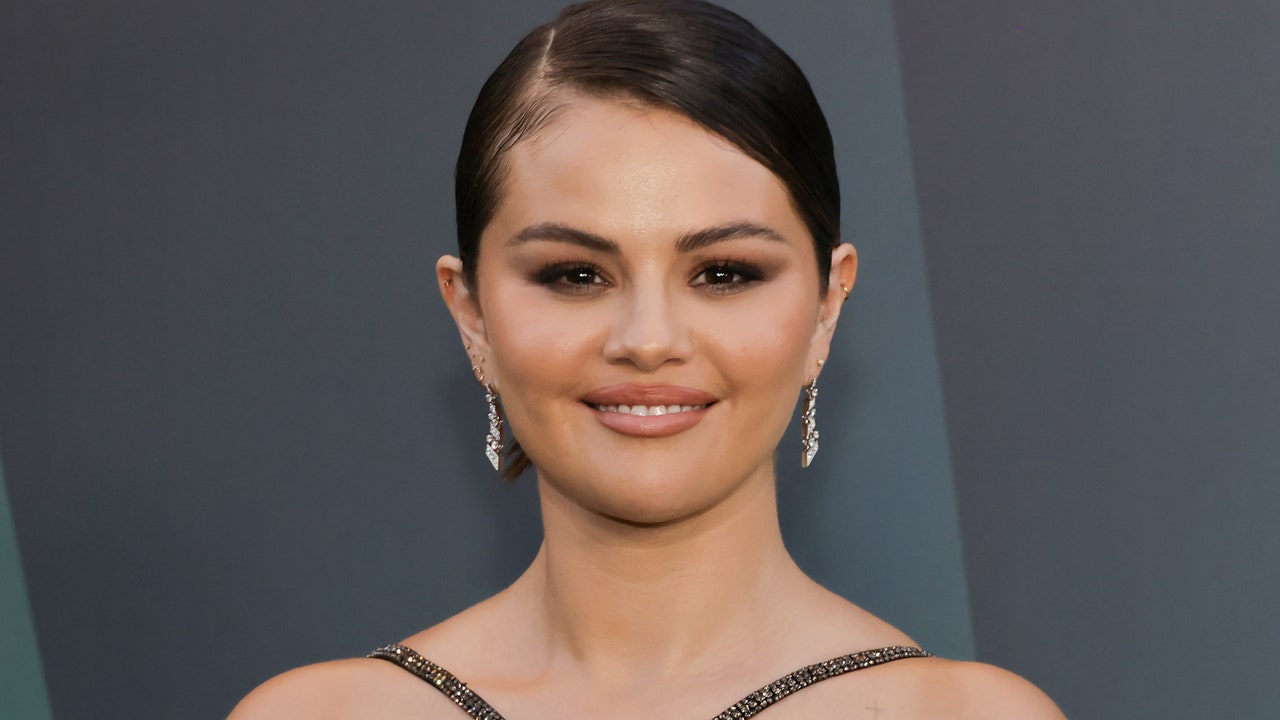 Selena Gomez 'Welliger Bob küçük beyaz elbisesi kadar tatlı