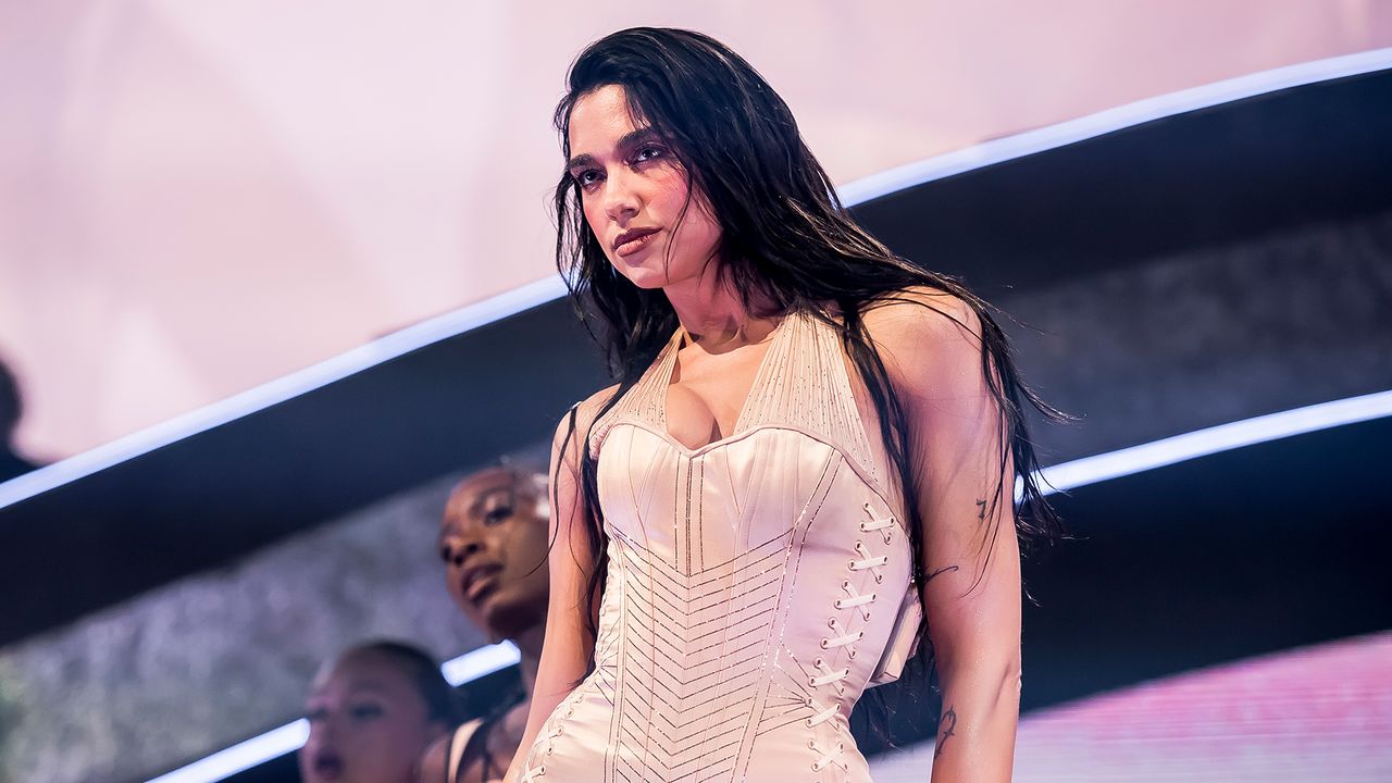 Dua Lipas Elmas Çiçek Tırnakları çıplak bir manikürü arttırmanın mükemmel yoludur