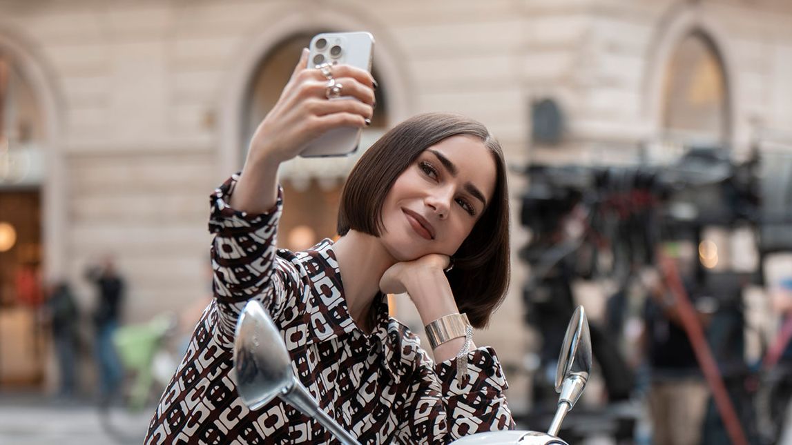 Lily Collins, İtalyan bobunu Paris'te Emily için Ultra-Kısa Fransız Bob'da hackledi.