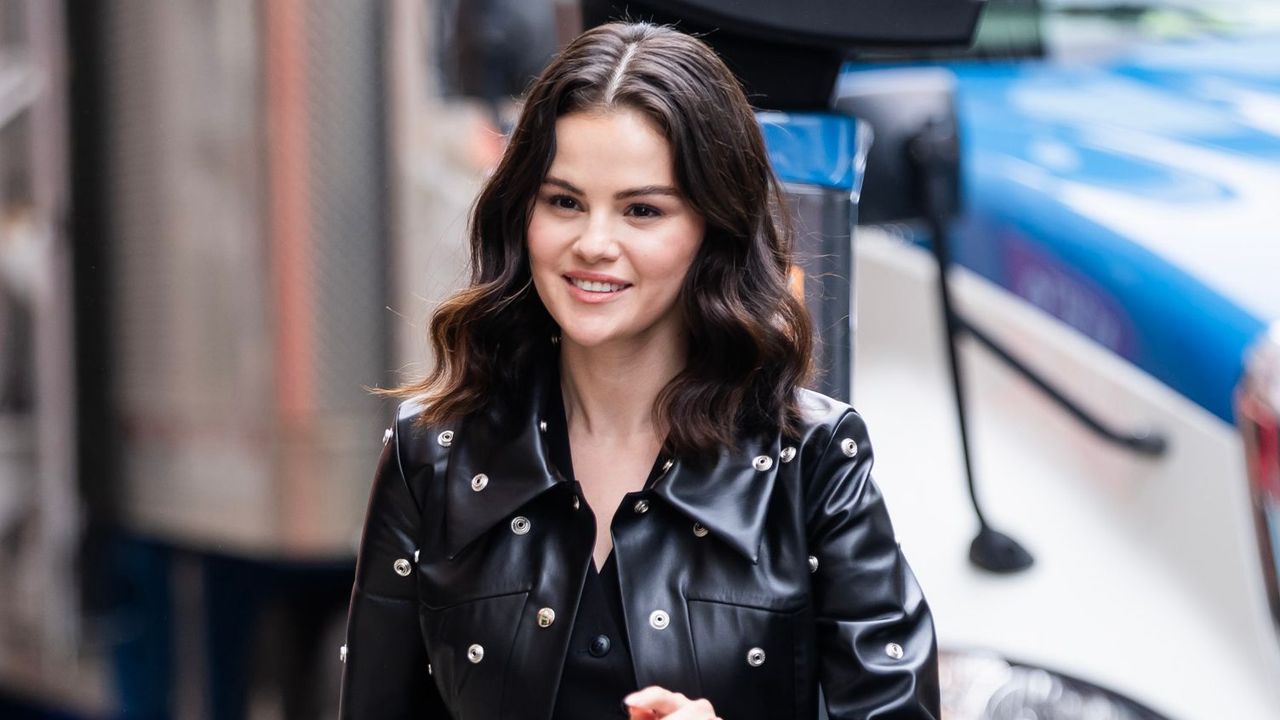 Selena Gomez'in Kurz Bandana Mani, 2025 Yaz için çıplak bir çivi ilhamı olarak hizmet etsin