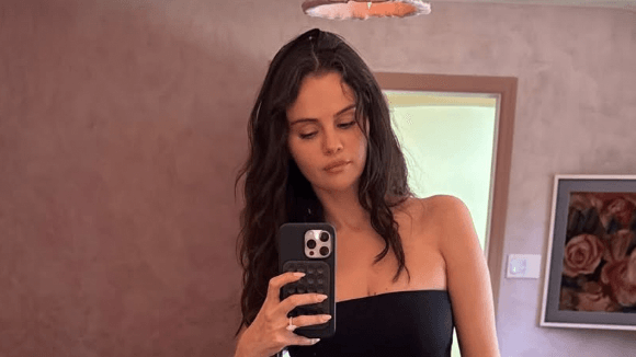 Selena Gomez, Benny Blanco ile randevu için saçlarının dalgalı gitmesine izin verdi