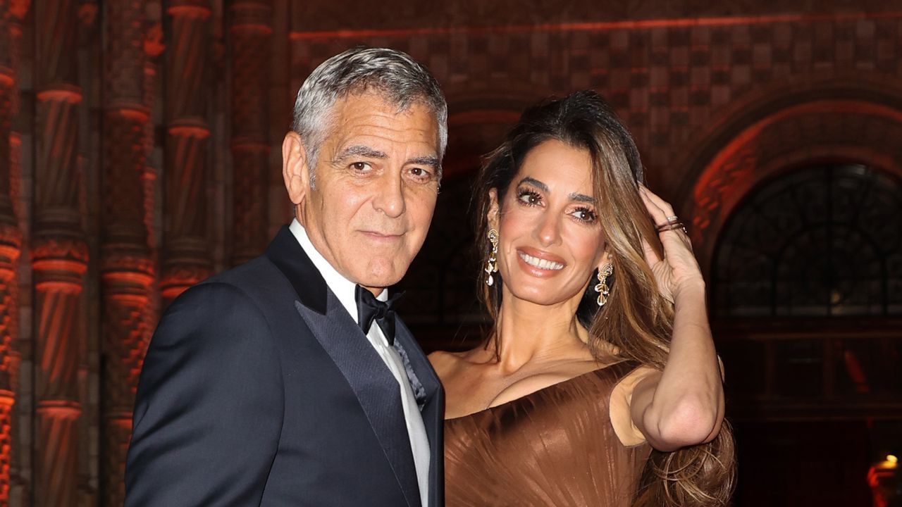 Amal Clooney, 8 inçlik kesimi ve baloncuk patlamasıyla çok taze görünüyor